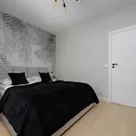 Elegant Ludwiki With Parking & Air Conditioning By Renters Warsaw