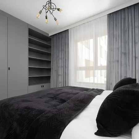 Elegant Ludwiki With Parking & Air Conditioning By Renters Appartement