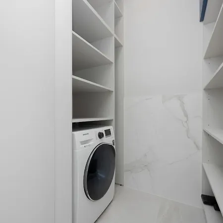 Elegant Ludwiki With Parking & Air Conditioning By Renters *