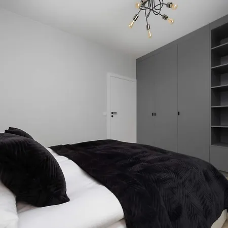 Elegant Ludwiki With Parking & Air Conditioning By Renters Appartement Varsovie